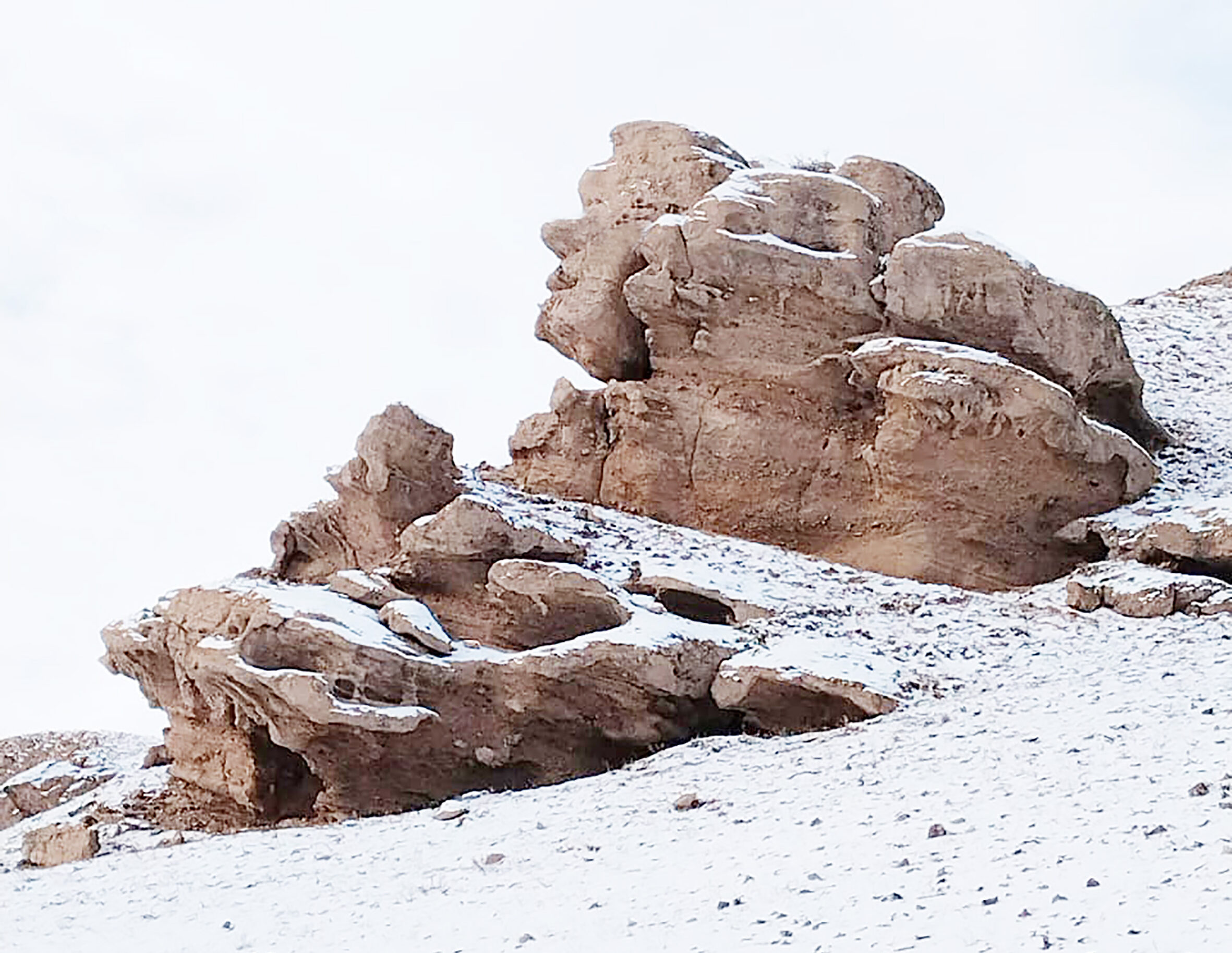 Ақынның таудағы мүсіні