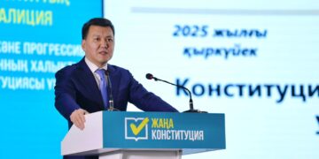 Ұлы Абай өлкесіндегі ашық әңгіме: Ерлан Қарин Мемлекет басшысы неге Тәуелсіздік пен Егемендік сөздерін бас әріппен жазатынын түсіндірді