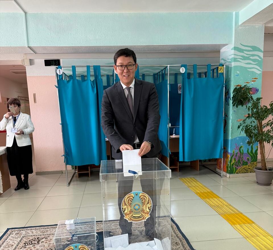 Алатау қаласының әкімі Аркен Өтенов референдумда дауыс берді