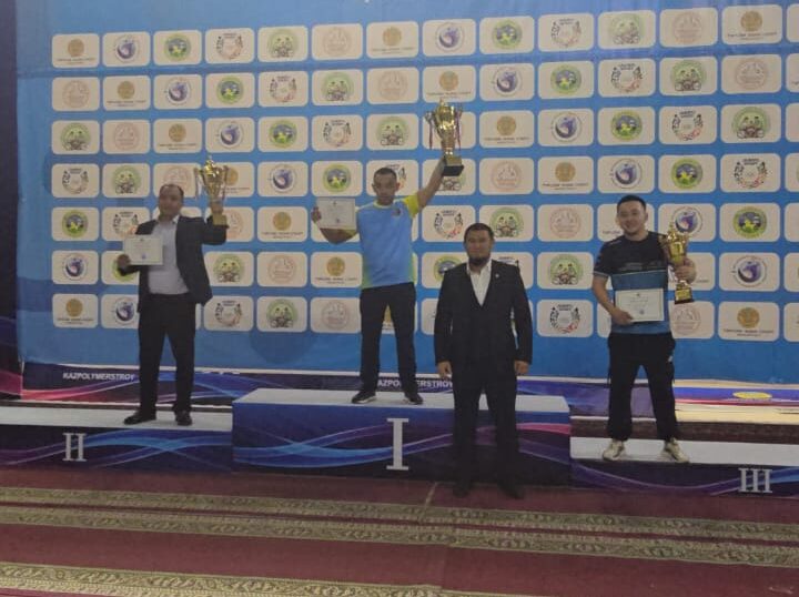 Жерлестер жеңіс тұғырында