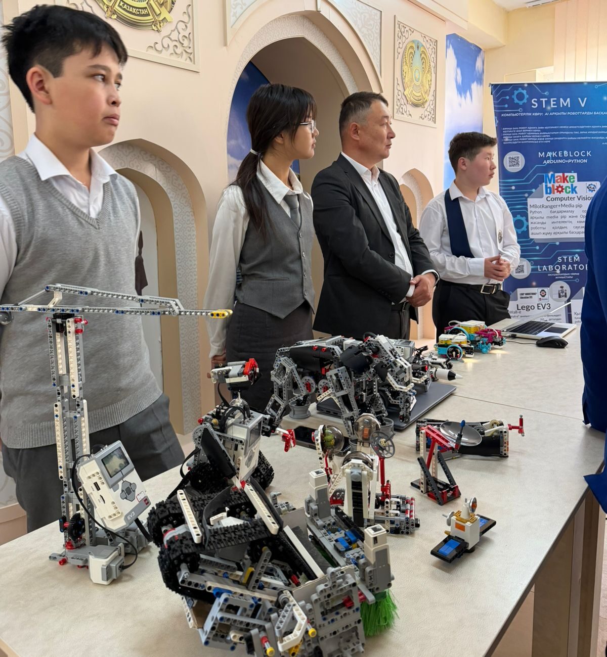 Оқушылар мен мұғалімдер  тың жобаларын ұсынды